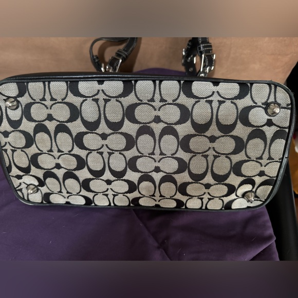 Authentic Coach signature handbag - Picture 2 of 5